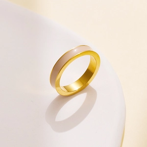 Nahaufnahme eines minimalistischen Rings aus Titanstahl mit rosa Emaille auf Display