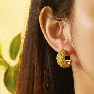 Boucles d'oreilles créoles dorées vintage en forme de C avec texture losange polie