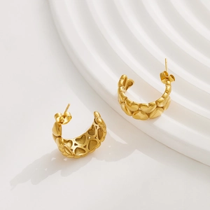 Boucles d'oreilles créoles coeur vintage en or avec finition mate brossée
