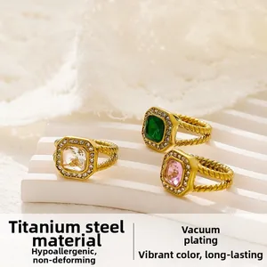 Detalle macro de anillos de acero titanio con circonita cuadrada y textura de cuerda