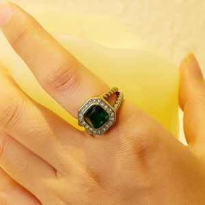 Detalle de anillo de oro vintage con circón corte esmeralda y textura de cuerda