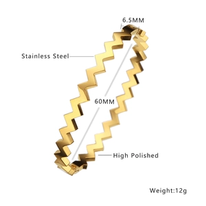 Vista detallada del brazalete ondulado de oro acero inoxidable con medidas y ancho