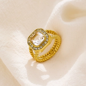 Anillo dorado retro de banda trenzada con circonita de corte esmeralda en halo