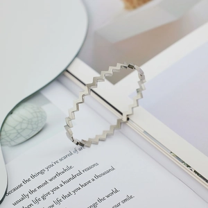 Brazalete minimalista de acero inoxidable ondulado en forma de W con acabado de espejo