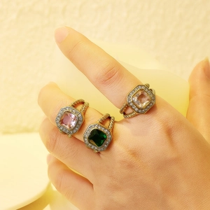 Set de tres anillos vintage con circón cuadrado y bandas de doble cable en oro de 18k