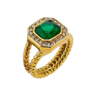 Anillo vintage dorado con circón verde talla esmeralda y banda trenzada