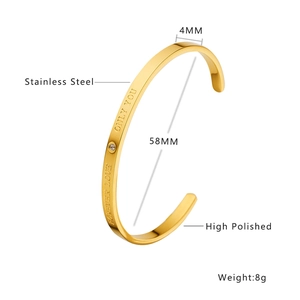 Dettaglio macro del bracciale rigido in acciaio dorato 4mm con incisione romantica
