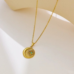 Λεπτομέρεια μενταγιόν φεγγάρι και αστέρι 18k χρυσό με μπλε ζιργκόν σε λεπτή αλυσίδα