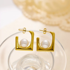 Boucles d'oreilles créoles carrées en acier doré 18 carats avec grandes perles blanches