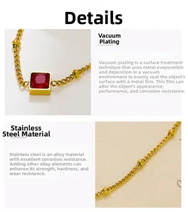 Detail van gouden roestvrijstalen ketting met rode vierkante edelsteen en vacuümplating