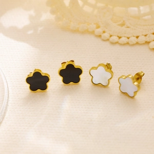 Elegant 18k gold plated stainless steel five-petal flower stud earrings in black and white