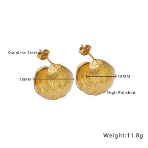 Détail de boucles d'oreilles 18mm en acier doré poli avec texture martelée unique