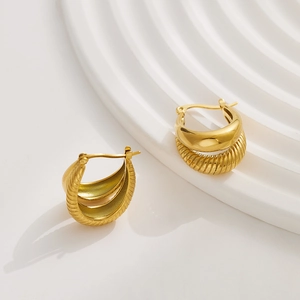 Boucles d'oreilles créoles C dorées rétro avec un design texturé à rayures verticales