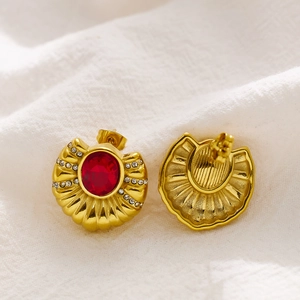 Gouden schelpvormige oorbellen met ovale rode edelsteen en kleine witte kristallen