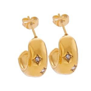 Boucles d'oreilles créoles C dorées rétro avec oxydes de zirconium et motif tressé