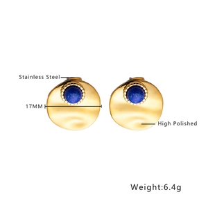 Detailweergave van de 17mm vintage gouden klaver oorbellen van gepolijst staal