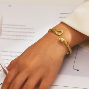 Vue détaillée d'un bracelet serpent doré ajustable avec texture d'écailles sur un poignet