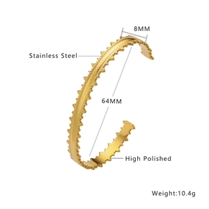 Vue détaillée du bracelet jonc en acier inoxydable plaqué or 18k de 8mm avec fini poli