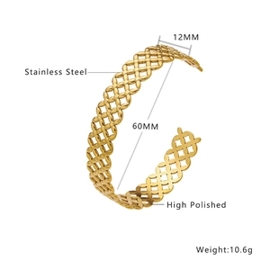 Détail du bracelet rigide en C de 12 mm en acier inoxydable poli avec motif tressé