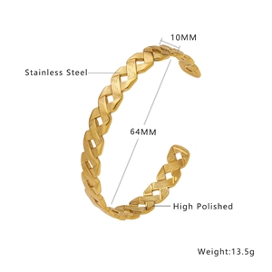Détail d'un bracelet manchette tressé de 10mm en acier inoxydable doré haute brillance