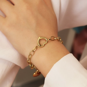 Elegant gold-plated stainless steel heart pendant chain bracelet on woman's wrist