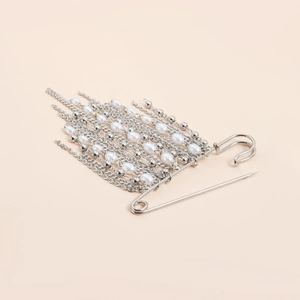 Broche à franges argentée exagérée avec perles d'imitation et chaînes pour femme