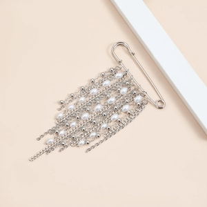 Broche à franges argentées élégante avec perles et chaînes pour un look chic moderne