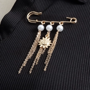 Vintage Gold Alloy Safety Pin Brooch With Faux Artificial Pearl Sun Face Pendant Long Chain Fringe Tassel For Women Jewelry Accessory