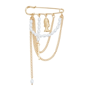 Détail de broche dorée avec chaînes multicouches, perles et petit pendentif poisson