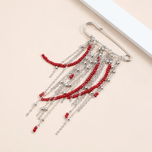 Broche épingle vintage argentée avec glands à chaînes multicouches et perles rouges