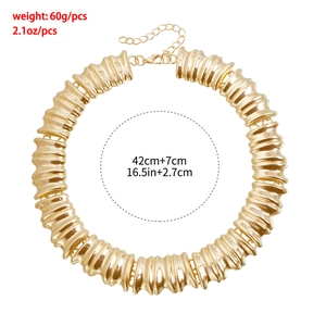 Vue détaillée du collier ras du cou doré ondulé avec mesures de taille et de poids