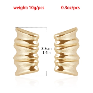 Vue détaillée des boucles d'oreilles dorées ondulées avec poids 10g et taille 3,8cm