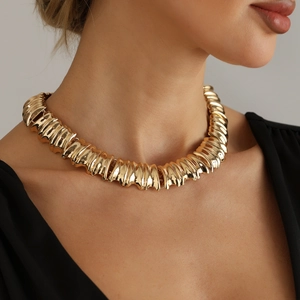 Collier ras du cou en métal doré avec texture plissée et éclat métallique chic