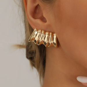 Boucles d'oreilles dorées à texture froissée 3D et finition métallique ondulée
