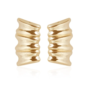 Détail des boucles d'oreilles dorées à texture ondulée avec design en métal plissé