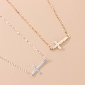 Chaînes de corps pour bikini en or et argent avec d'élégants pendentifs croix horizontaux