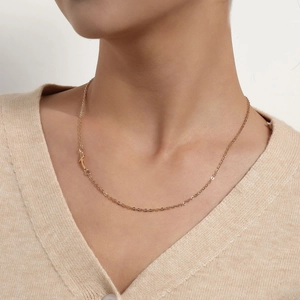 Collier ras de cou doré élégant avec pendentif croix horizontale sur mannequin