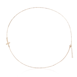 Détail de la chaîne de corps croisée en or rose avec fermoir mousqueton et extension