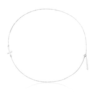Détail de la chaîne de taille croix argentée avec fermoir homard et extension ajustable
