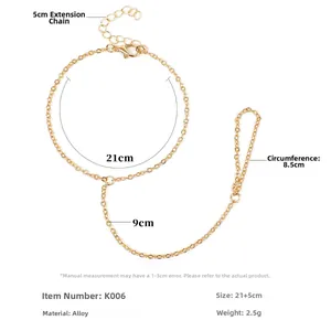 Dettaglio del bracciale anello dorato con catena a mano che mostra 21cm e 9cm di raccordo