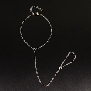 Dettaglio del bracciale ad anello argento con catena delicata e chiusura a moschettone