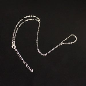 Dettaglio del bracciale ad anello in argento minimalista con chiusura a moschettone regolabile