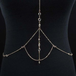 Chaîne de corps dorée avec cristaux pour femmes présentée sur un mannequin noir chic