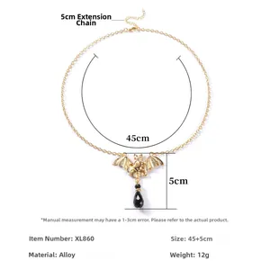 Detail van gotische gouden vleermuis ketting met zwarte kraal en 45 cm ketting lengte