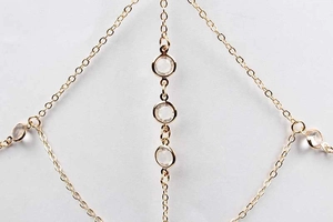 Chaîne de corps dorée élégante avec accents en cristal au design géométrique minimaliste