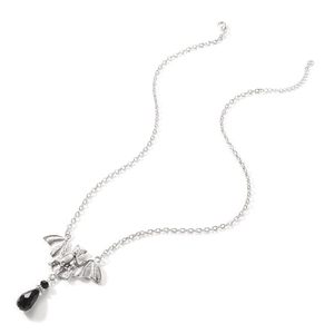 Detailopname van zilveren gotische vleermuis ketting met zwart kristallen hanger