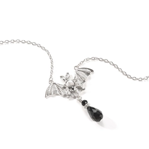 Gothic vleermuis hanger detail met zilveren legering en zwarte druppelvormige kraal