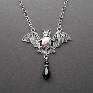 Gothic vleermuis hanger ketting met zwarte druppelvormige bedel op een grijze achtergrond