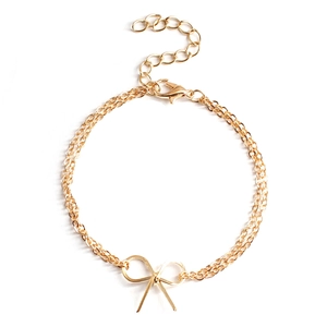 Detail eines goldenen zweilagigen Schleifenarmbands mit Karabinerverschluss und Kette