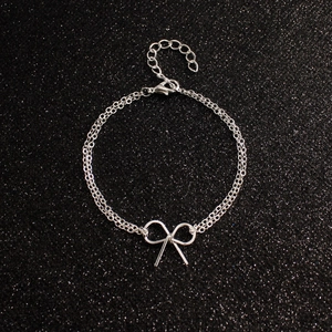 Detail eines silbernen doppellagigen Schleifenarmbands mit Karabiner auf Glitzergrund